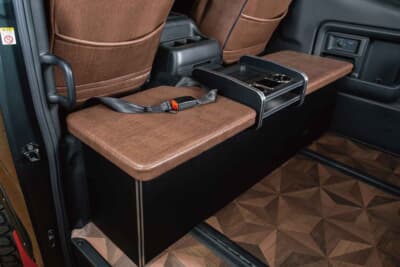 フィール 日産 キャラバン:後ろ向きシートの座面下は便利な収納スペースとして活用できる