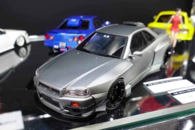 京商は多様なブランドを輸入しているが、こちらは自社が手がけたレジン製の1/18モデルだ