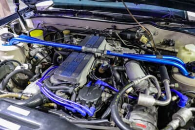 日産 グロリア:エンジンルーム内はポリッシュと粉体塗装によりピカピカに。ブレーキのマスターバックも新品