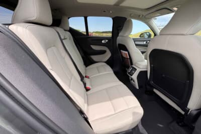ボルボ XC40 B3:リアシート空間。コンパクトSUVながら十分な広さと快適性