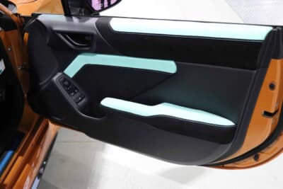 トヨタ GR86:ドアの上、中、下と3点のスエード化も異常倶楽部の製品。色やステッチも自由に選んで完成度を高めることができる