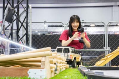 ブースに設けられた特設コースを1周し、思わず笑みがこぼれる霧島聖子さん