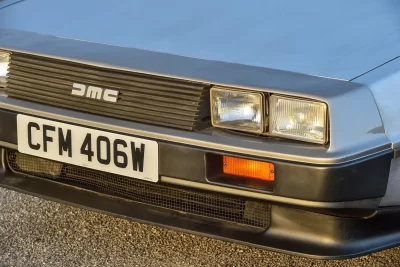5万4000英ポンド(邦貨換算約1156万円)で落札されたデロリアン「DMC-12」(C)Iconicauctioneers