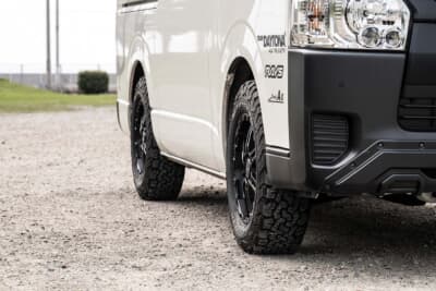 トヨタ ハイエース：マッチングサイズは16×6.5 インセット38（215／70）だ
