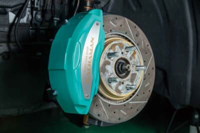 トヨタ ヴェルファイア:ボーイングのドリルド&スリットローターと組み合わせたフロントの装着状態だ