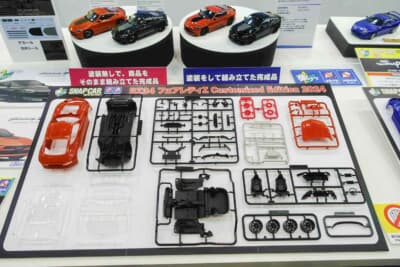 アオシマ エアサスカスタム:上の作例の構成部品を見てほしい。驚くほど部品点数が少なく、パズル感覚で組み立てやすい。プラモデル作りの入り口として最適な構成となっているモデルだ