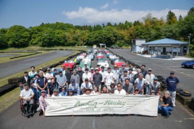 参加車両とメンバーによる恒例の記念撮影。今年はあいにく富士山が雲に隠れてしまった