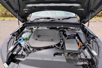 ボルボ XC40 ウルトラ B4 AWD:ボンネット内にはパッケージングされたメカが収まる