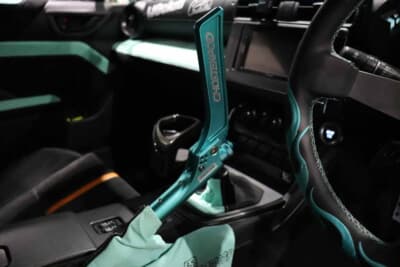 トヨタ GR86:サイドブレーキはゴーストエキスポッド製でこちらティファニーブルー。サイドブレーキブーツは異常倶楽部製を装着している