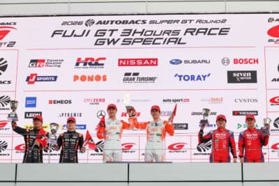 SUPER GT 第2戦 富士：GT500クラスの表彰台。上位3チームが健闘を称え合い喜びを爆発させた