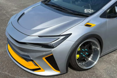 トヨタ プリウス：エッジの効いた攻撃的な開口部が特徴のバンパー。フロントフェンダーもダクト付きのオリジナル製品へと交換されている。スポーツカー顔負けのグラマラスなボリューム感に注目だ