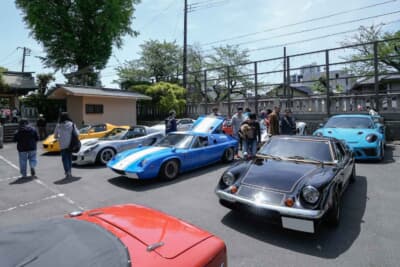 ロータス ヨーロッパ：地元企業のハッピーが各世代のモデルを展示。それぞれの違いに見学客も興味津々の様子だ