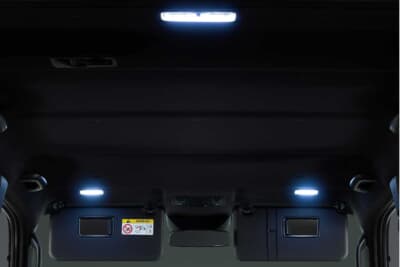 トヨタ ランドクルーザーFJ:レンズ面がムラなく綺麗に光るLEDルームランプ。室内の視認性が大幅に向上する実用的なアイテムでありながら、ルックス的にも高級感をもたらす効果が非常に高い人気パーツだ