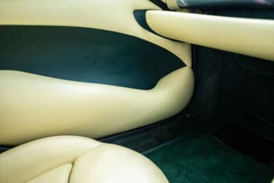 1万9125英ポンド(邦貨換算約404万円)で落札されたTVR「タスカン」(C)Iconic Auctioneers