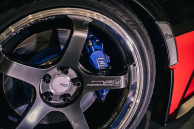 トヨタ GR86:ADVAN GTのロゴとともにスポークに刻まれた「MOLD-FORM FORGED」の文字。軽量ながら高い剛性と強度を実現する金型鍛造製法は、ホイールにとってひとつのステータスだ