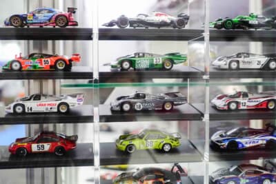試作品のモデルがディスプレイケースに展示。台座ごと綺麗に収まるように作られている