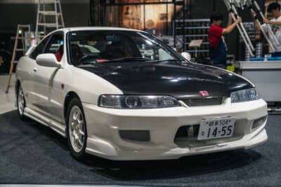 ホンダ インテグラ タイプR(DC2):C WEST製のフルエアロとカーボン調のボンネットで仕上げられたエクステリア。どこか当時感のあるカスタムだ