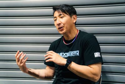日産 GT-Rオーテックバージョン：スカイラインGT-R オーテックバージョン 40th ANNIVERSARYについて熱く語る松田次生さん。GT-Rマガジンブースではサイン会も行われた