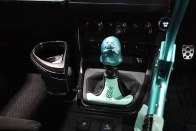 トヨタ GR86:シフトノブはゴーストエキスポッド製。オバケのキャラクターが可愛い。シフトブーツは異常倶楽部製。刺繍がオシャレだ