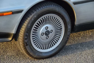 5万4000英ポンド(邦貨換算約1156万円)で落札されたデロリアン「DMC-12」(C)Iconicauctioneers