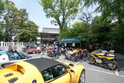 ヤマハ TZ250：長年多くのプライベーターに愛用された純レーシングマシン。愛好家グループによる圧巻の展示