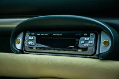 1万9125英ポンド(邦貨換算約404万円)で落札されたTVR「タスカン」(C)Iconic Auctioneers