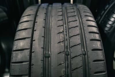 ADVAN Sport V107のトレッド面。ドライとウェット双方に対応する非対称パターンが特徴だ