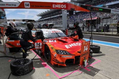 トヨタ GRスープラ ENEOS：14号車のピットワーク。迅速な作業でコースへと送り出し逆転を狙う