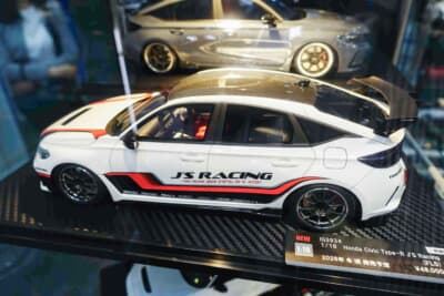 イグニッションモデルのホンダ シビック タイプR。緻密な作り込みが光る1/64モデルだ