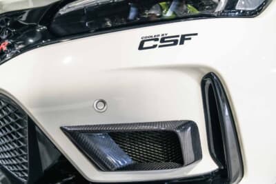 ホンダ シビックタイプR(FL5):CSF製のデュアルオイルクーラーキット。このデモカーが日本装着第一号だ