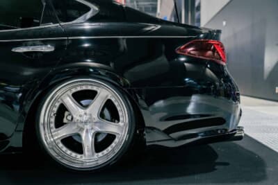日産 Y51フーガ 後期:「リアタイトマッドガードVS」はリア周辺をさりげなく引き締める