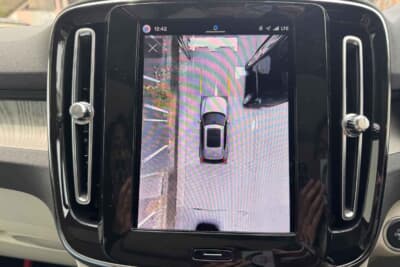 ボルボ XC40 B4:360度カメラの映像。狭い場所での駐車を強力にサポートする