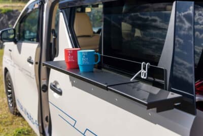 ミニバン 汎用:ウインドウを開けてフックを掛ければ車外用の即席ラックとしても大活躍する