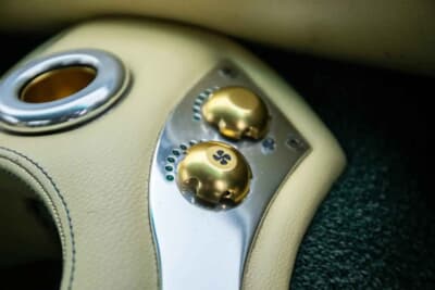 1万9125英ポンド(邦貨換算約404万円)で落札されたTVR「タスカン」(C)Iconic Auctioneers