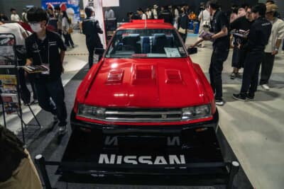Re30 スカイラインシルエット：ボディから大きく延長されたフロントスポイラーとダクト付きのボンネット。本物のスーパーシルエットさながらの雰囲気だ