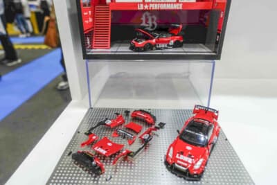 モーターヘリックスのディスプレイ。精巧なモデルとともに大人のホビーの世界観を表現