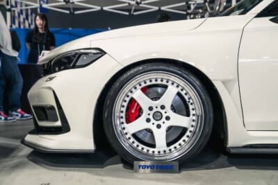 ホンダ シビックタイプR(FL5):WORKとムーンテックのコラボブランド「JDMコンセプト GT5-3P ホワイト」を装着し、程よく車高を落としたセッティングだ
