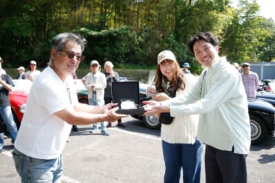 ゲームの合計で決まる総合優勝は初参加の根岸さんご夫妻。池田会長よりトロフィーが手渡された