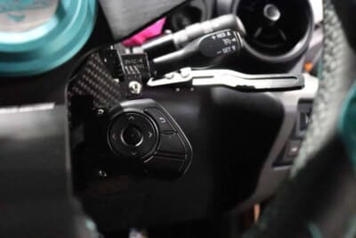 トヨタ GR86:ステアアリングスイッチは移設。ウインカーレバーはロング化。大きくステアリングを切っても指が届きやすい