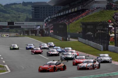 SUPER GT 第2戦 富士：GT500クラスのスタートシーン。各車が一斉に第1コーナーへと飛び込む