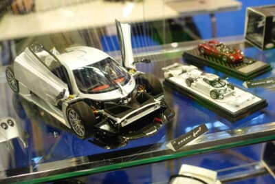 パガーニ ウアイラRを1/12と1/64サイズで比較展示。スケールを超えた精巧さが光る