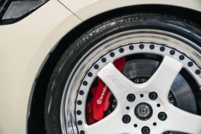 ホンダ シビックタイプR(FL5):WORKとムーンテックのコラボブランド「JDMコンセプト GT5-3P ホワイト」(19インチ、9.5J、インセット+18)を装着する。絶妙なキャリパーとのクリアランスが足元を引き締める