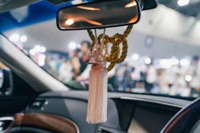 「ふさ」と「金綱」をルームミラーに装着した車内。JDMブームの昨今、日本風なデザインが海外で注目を集めている