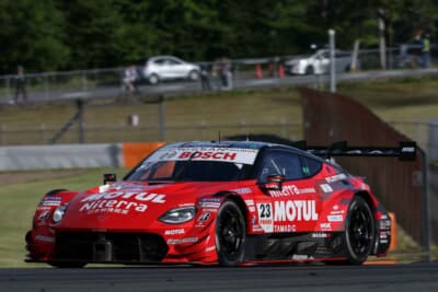 日産 Z MOTUL Niterra：激しい接近戦をくぐり抜け、日産勢トップでチェッカーを受けた23号車