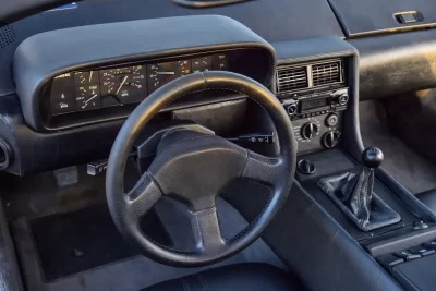 5万4000英ポンド(邦貨換算約1156万円)で落札されたデロリアン「DMC-12」(C)Iconicauctioneers