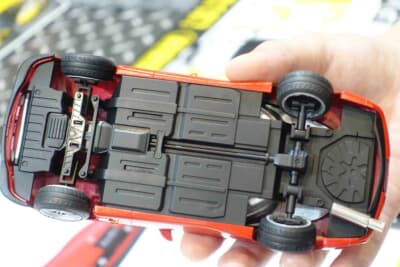 アオシマ エアサスカスタム:裏からシャシーを見た図だ。リアタイヤの強烈な傾き具合に注目。見えない部分のギミックまでこだわることで、多彩なカスタムを実現する仕様だ