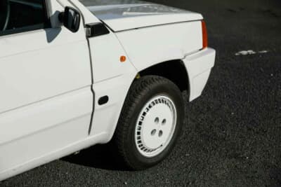 6525英ポンド（邦貨換算約139万円）で落札されたフィアット「パンダ 1000CL ビアンカ」（C）Iconic Auctioneers