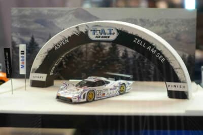 ポルシェ911 GT1のディスプレイジオラマ。美しく飾られた大人のホビーの象徴だ