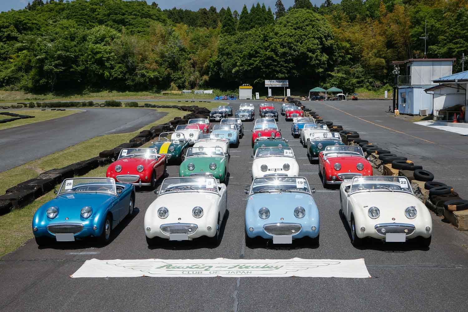 イギリスを代表するスポーツカー「オースティン ヒーリー」が集う「ナショナル ヒーリー デイ」の粋なオトナの自動車趣味とは!?