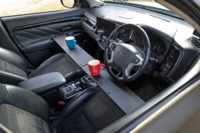 ミニバン 汎用:ドアパネルがフラットな車種なら運転席と助手席をまたぐテーブルにもなる